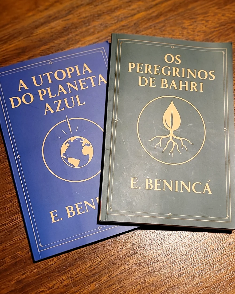 Os dois volumes impressos de Mundos Simulacros sobre uma mesa de madeira
